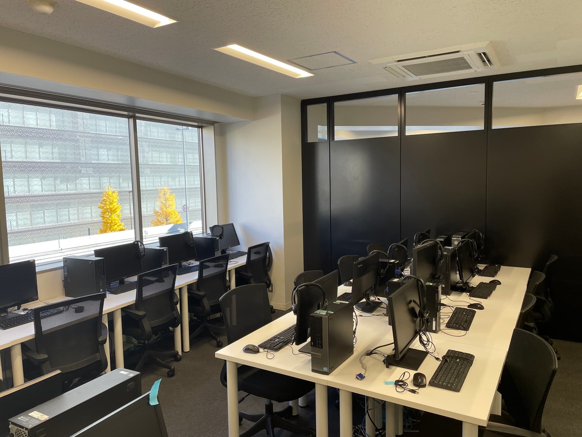 専有部_ 個室。机や椅子の他に機材も揃っている状態での入居が可能です。