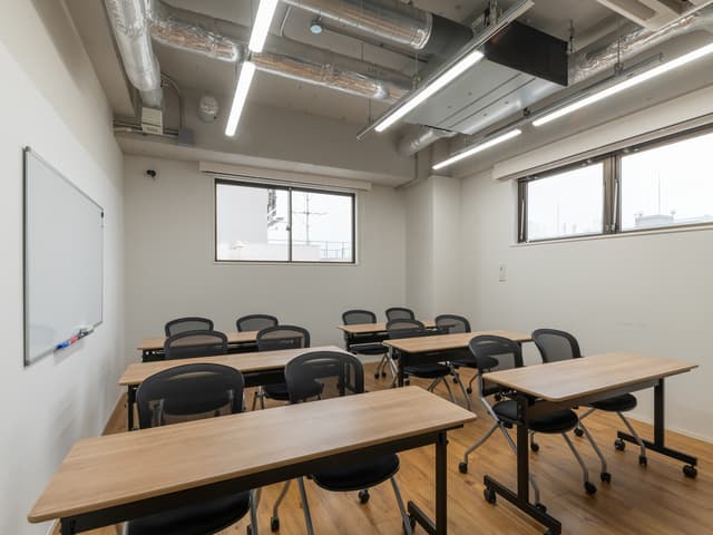 共有部_会議室。会議室利用時は、事前に専用サイトで予約が必要となります(有料)。