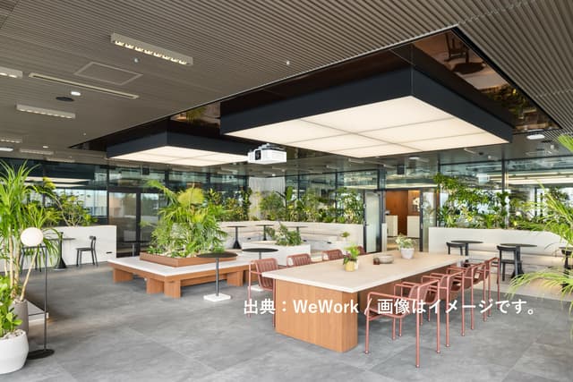共有部_ラウンジ。グループワークや個人での作業、休憩にも対応したフレキシブルなスペースです。※画像はイメージです。© WeWork
