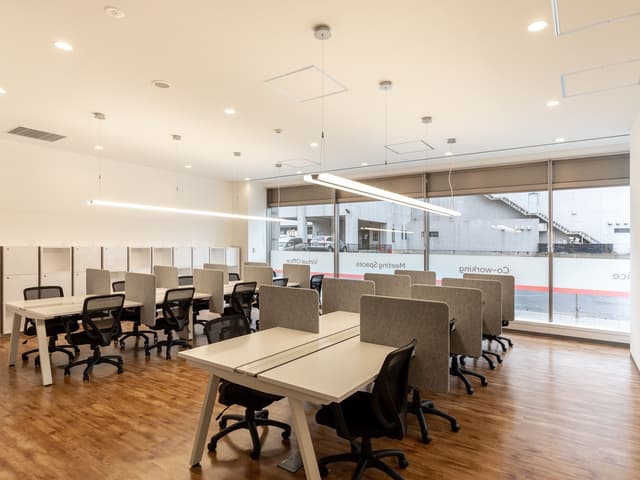 専用デスク_リザーブドコワーキング。入居者様のビジネススタイルに合わせ、短期利用・住所利用など様々なご利用方法が可能です。©Regus