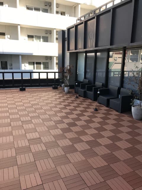 バルコニー_オフィス内には大型のテラスもご用意されています(喫煙可)