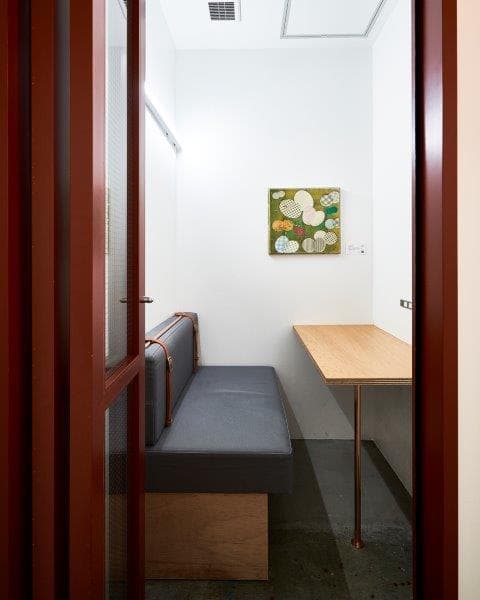 フォンブース_長時間の電話会議等にもご利用いただけます。