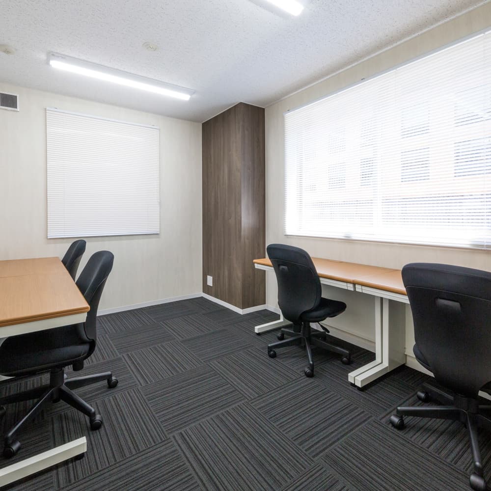 専有部_個室。入居人数に合わせたオフィス家具を設置しています。
