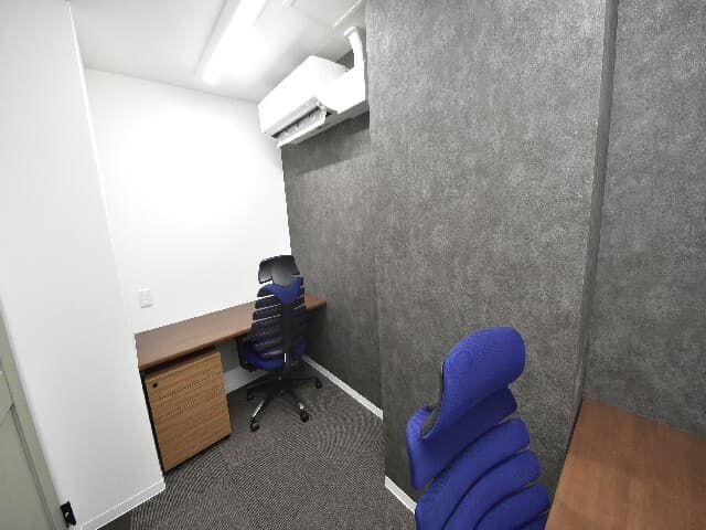 個室_シックな内装であるため、落ち着いた空間で作業が行えます。