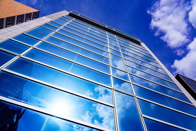 『TAKETOビル』は前面ガラス張りの美しい建物です。 是非、ご見学にお越し下さい。