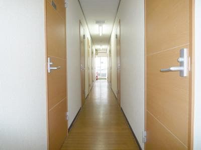 内観_廊下部分の写真です。各個室に鍵がついているため安心です。