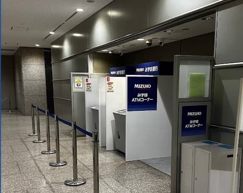 近隣の銀行_みずほ銀行 新宿パークタワービル出張所(徒歩8分)