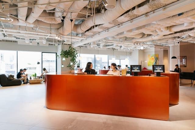 共用部_受付。営業時間内はスタッフが常駐しています。©WeWork ※写真はイメージです。