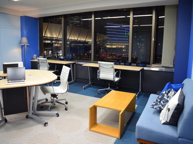 個室_前方一面が窓になっており、開放感あふれる空間となっています。