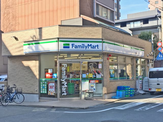近隣のコンビニ_ビルの目の前にコンビニがあります