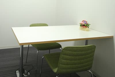 井戸端るぅむ_シンプルな作りの部屋で、カウンセリングルームに最適です。写真撮影や個人向け講座等にもお使いいただけます。
