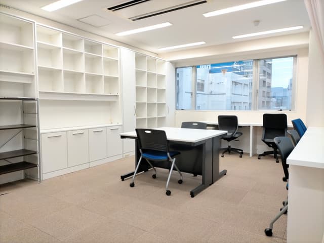 個室_家具付きのため、家具購入のコストと手間を削減でき、ご入居後すぐにお仕事を開始頂けます。