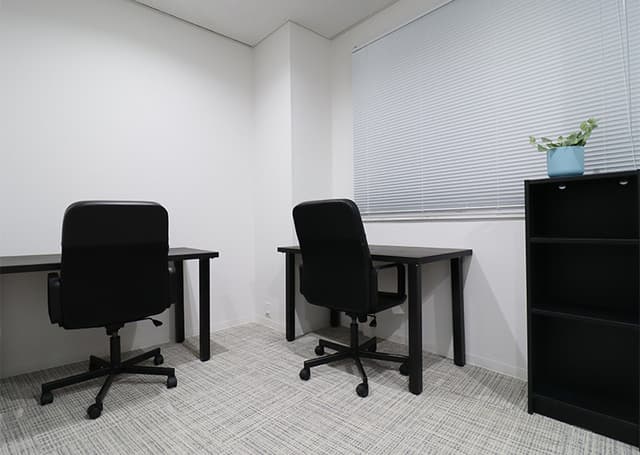 専有部_個室。デスク、椅子、棚付きで便利なオフィスです。
