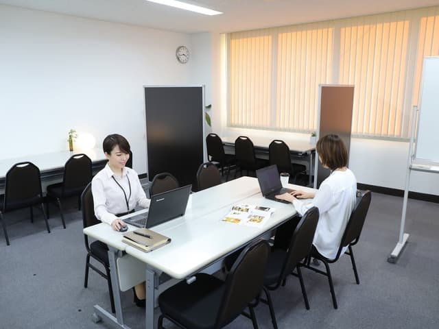 個室_オフィス。大きくスペースが取れ、明るい空間になっています。