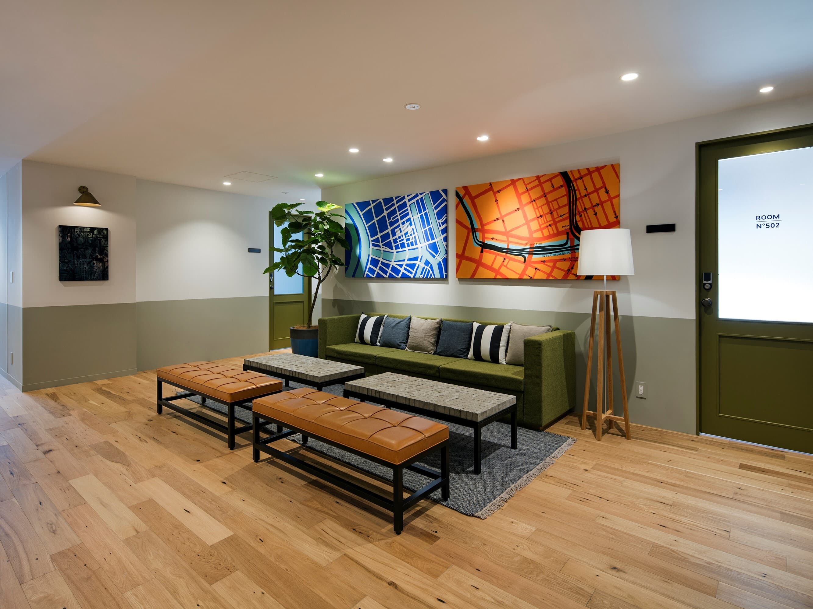 共用部_5階ラウンジ。各階で異なる素材と内装を纏っています。