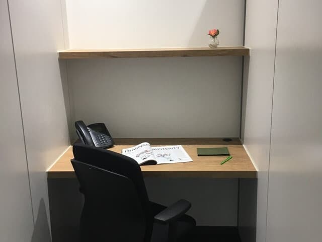 共用部_フォンブース。急なWEB会議や電話の際にプライベートな空間として利用できます。