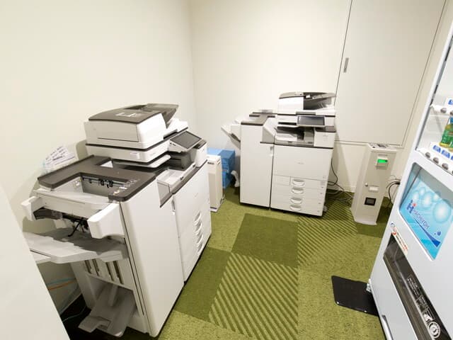 設備_複合機・自販機。この他にも有料・無料含めて多くの備品の利用が可能です。