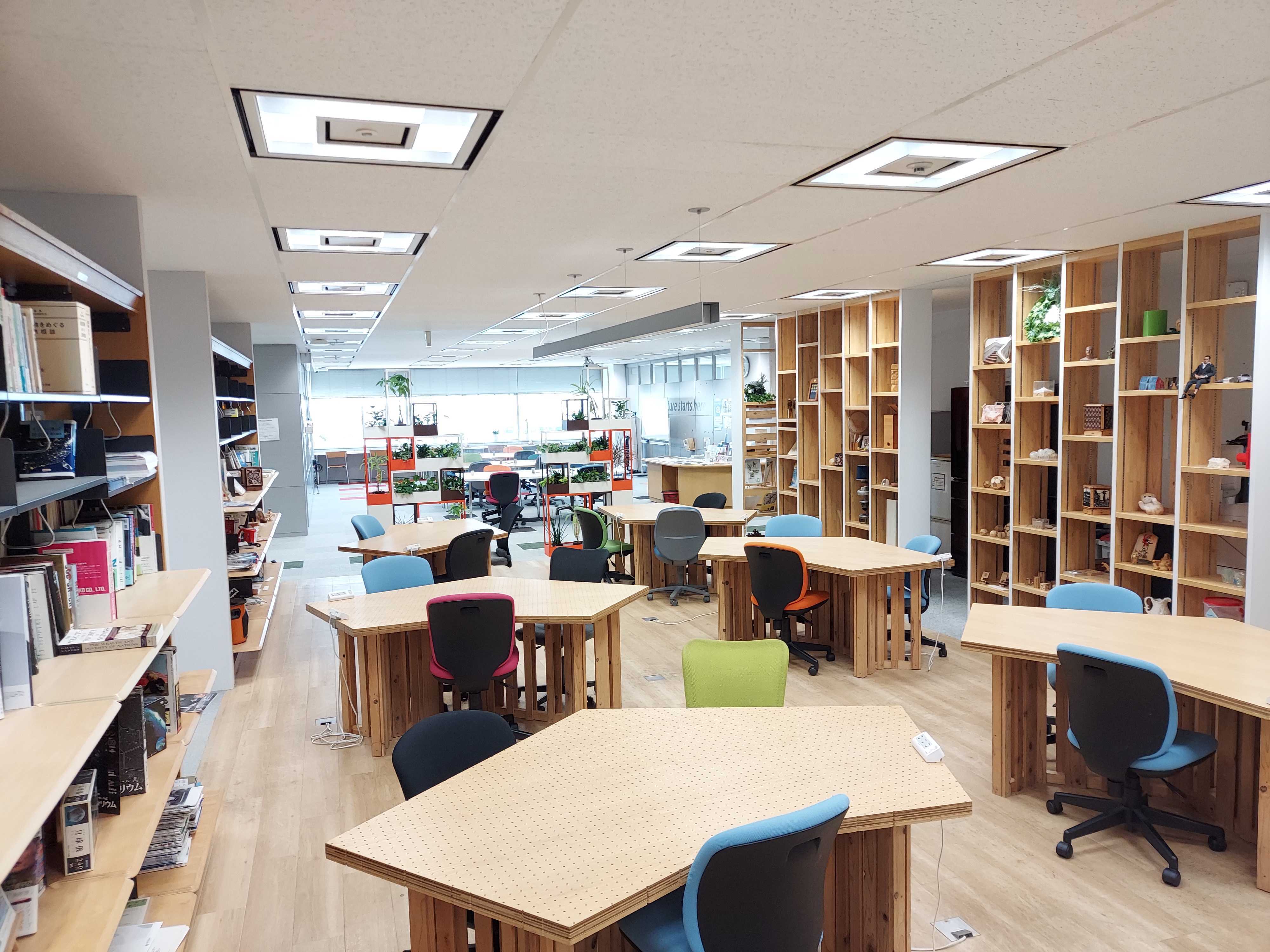 共用部_フリースペース。駐輪場(無料)、シャワー室(有料)も利用できます。