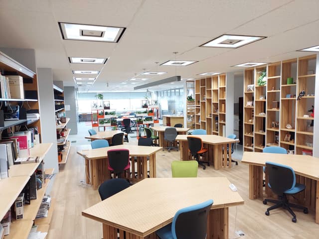 共用部_フリースペース。駐輪場(無料)、シャワー室(有料)も利用できます。