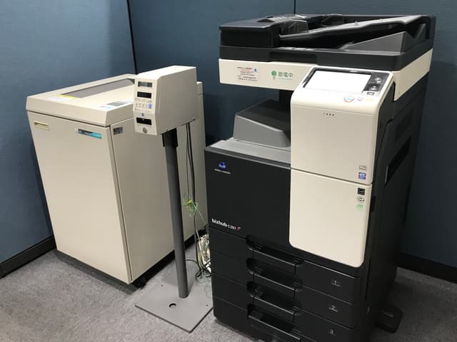 設備_オフィスには共用の複合機やシュレッダーをご用意、入居時のコストを削る事が可能です