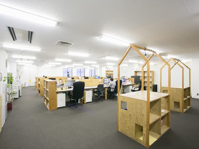 専用デスク_無料で利用可能なWi-Fi・電源設備が整えられており、快適にお仕事をしていただけます。