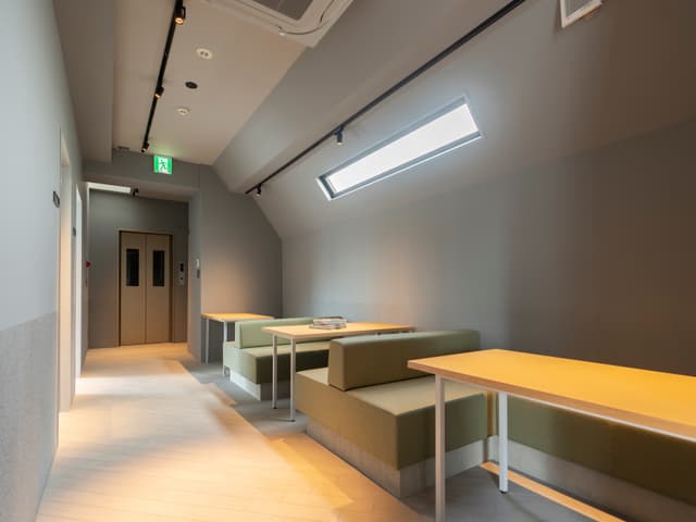共用部_ラウンジ。カジュアルな打ち合わせや個人作業にぴったりです。
