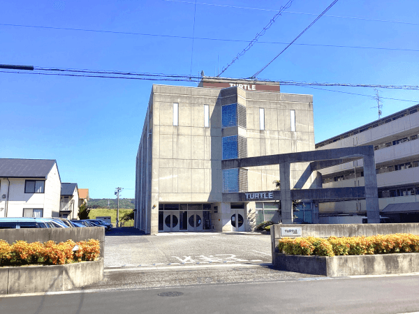 外観_駐車場あり(有料)。