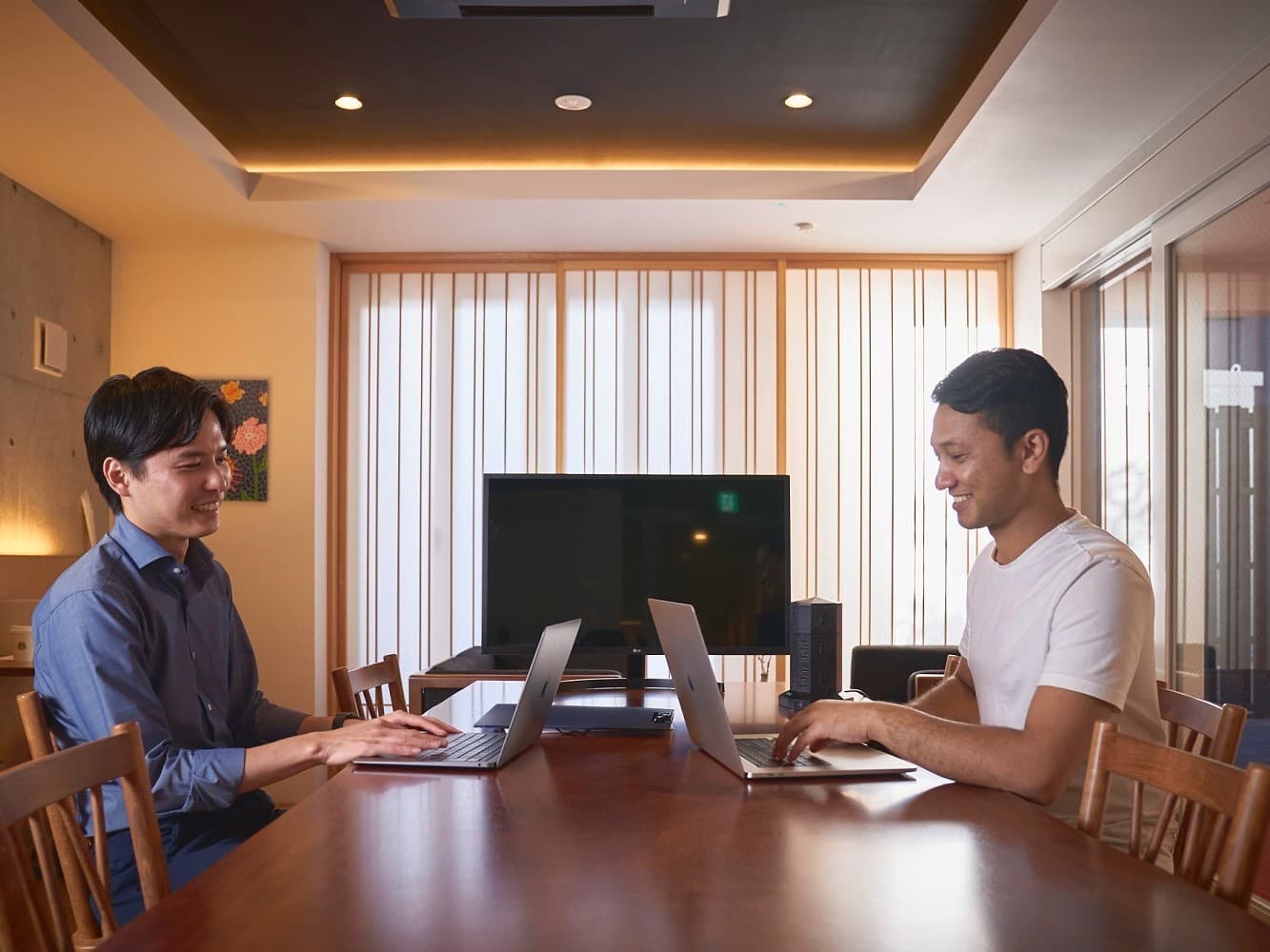 共用部_ラウンジ。フリーデスクで自由にご利用できます。他のご利用者との楽しい交流の場としてもオススメです。