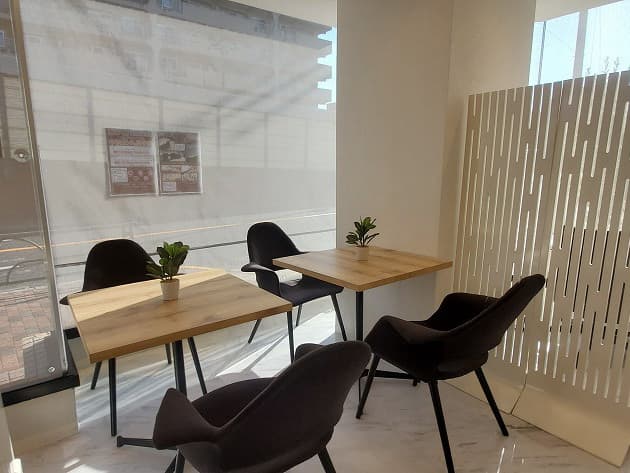 カフェ風スペースです。採光が良い。眩しくないようにシェードしています