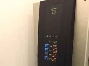 設備_ドリンクサーバー。24時間稼働のサーバーで、ホット・コールドのお好きなものを選べます。