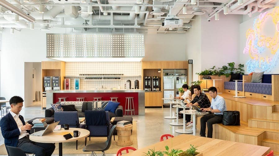 共用部_ラウンジ。作業はもちろん合間のリラックス空間としても活用できます。©WeWork※画像はイメージです。