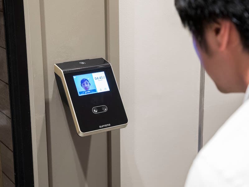 設備_生体認証セキュリティ。顔認証と指紋認証によるキーレスのセキュリティ完備です。