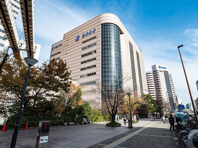 近隣の商業施設_そごう千葉 (徒歩8分)。