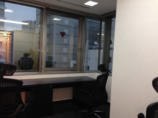 個室_窓付きの個室は、開放感を感じられます。