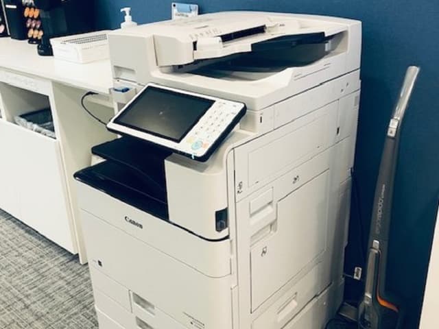 設備_複合機。オフィスには共用の複合機が用意されています。