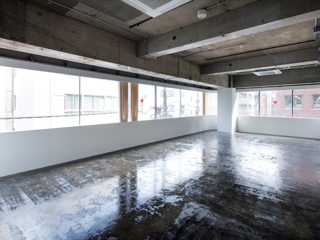 個室_10名で利用可能です。窓が大きく明るい空間です。