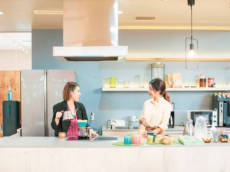 共用部_カフェエリア。カフェエリアを通じて入居者同士のコミュニケーションを図ること可能です。