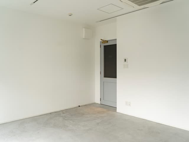 個室_白を基調とした部屋です。エアコンやインターネットは完備しています。