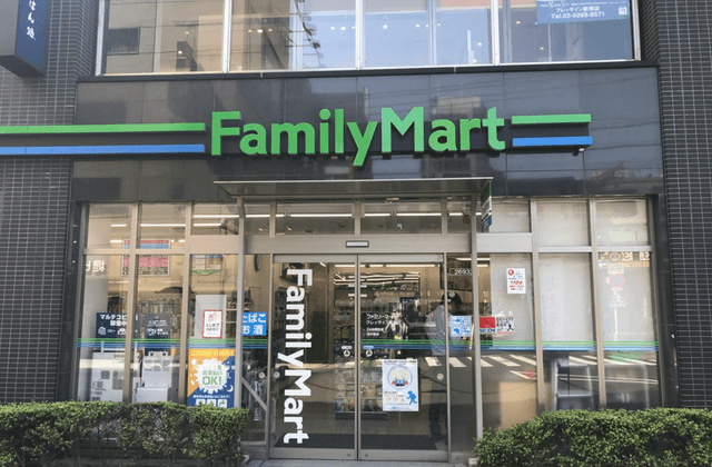 近隣のコンビニ_ファミリーマート フレッサイン新橋店(徒歩1分)