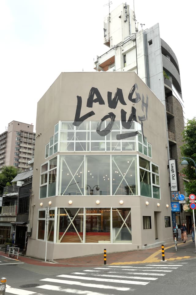 外観_大胆なグラフィックの貼られたデザイン性の高いオフィスビルです