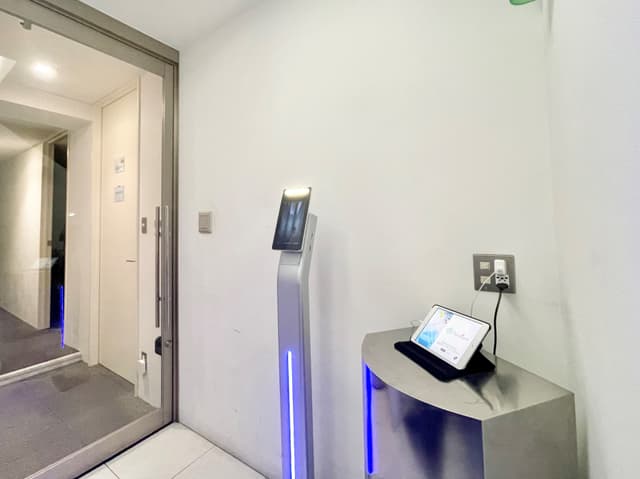 外観_オフィス入り口。お客様のご来社の際もエントランスに自動来客管理システムを設置しておりますので、スムーズな対応が可能です。
