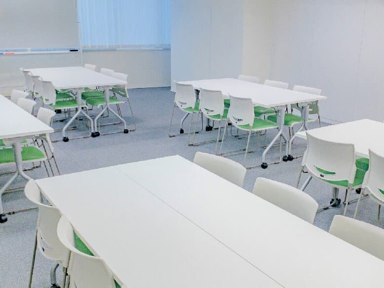 個室_30名用の個室です。大きく採光されるため、明るい空間になっています。