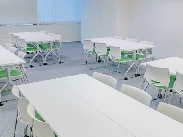 個室_30名用の個室です。大きく採光されるため、明るい空間になっています。