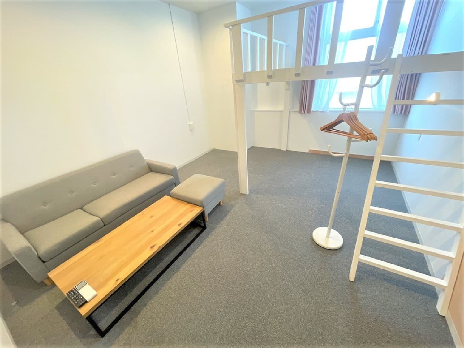 個室_3名用の個室です。ポストが設置されており、荷物の受け取りも可能です。©kasegroup