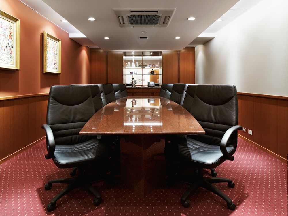 会議室_ビデオ会議システムやフリードリンクなど充実した設備をご用意しています