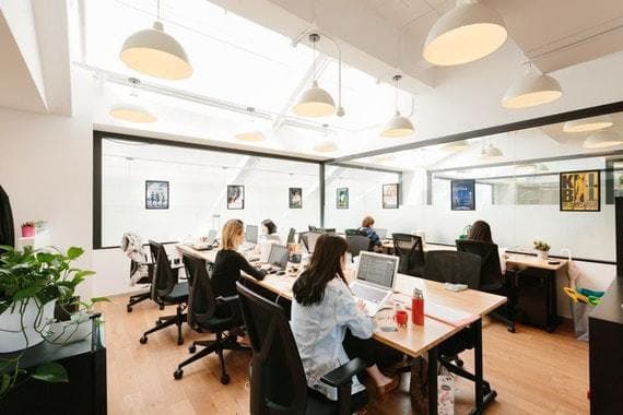専有部_個室。ガラス張りで明るく開放的な空間です。©WeWork※写真はイメージです。