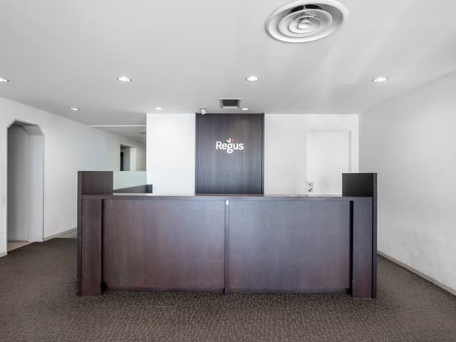 外観_受付。サポートスタッフが常駐しており、入居者様のビジネスをサポートしています。