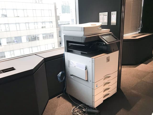 設備_共用の複合機も完備しています(モノクロ:10円・カラー:30円/1枚)