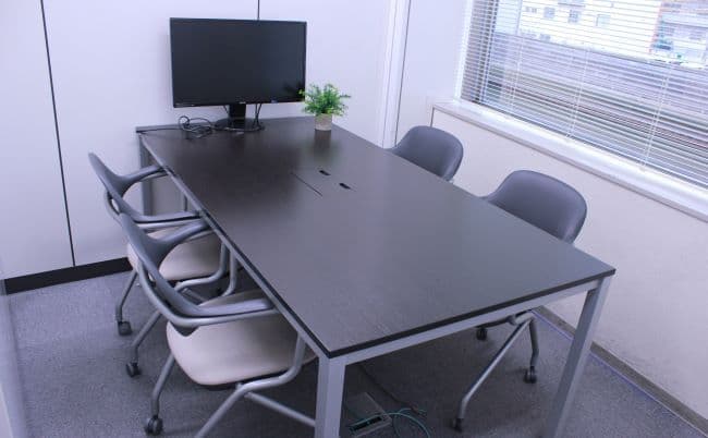会議室_オフィス内に2部屋ある会議室、ブラインドを上げると川が目の前に!会議室_オフィス内に2部屋ある会議室、ブラインドを上げると川が目の前に!