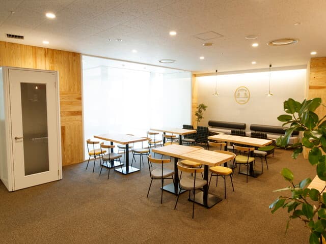 共用部_ラウンジ。席のタイプが充実しており、気分に合わせた選択が可能です。